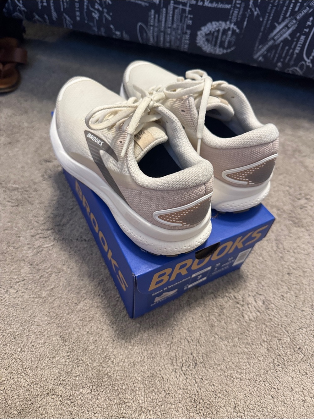 Brooks Ghost 16 Weatherized women’s size 7